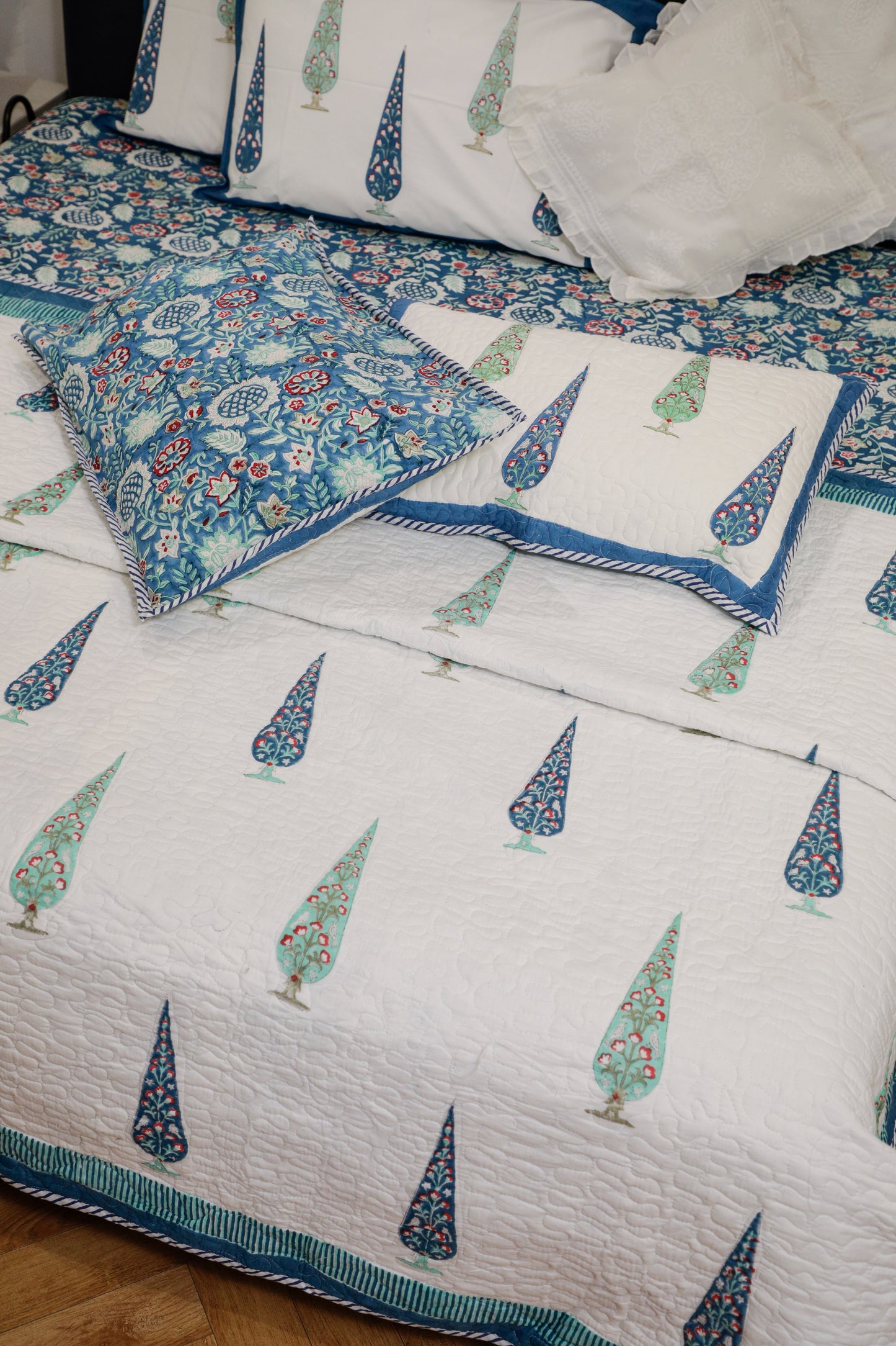 Azure Grove bedding Set ( Bedsheet & Bedcover / Comforter )