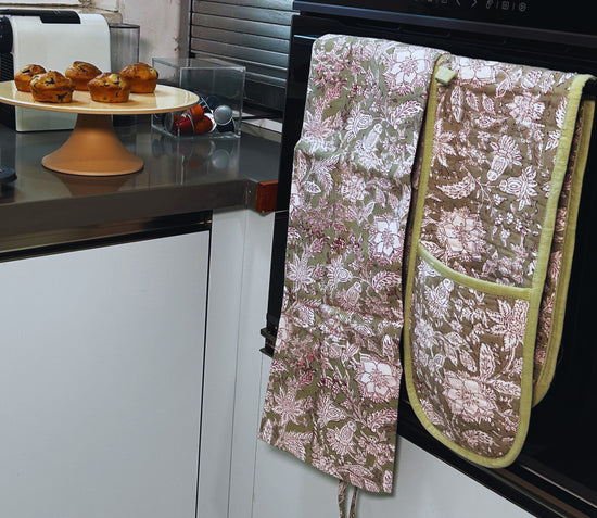 Heritage Charms Apron & Mitten Set